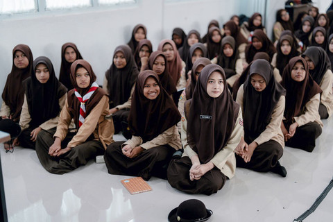 Densus 88 menggelar sosialisasi kepada seratus siswa Sekolah Rakyat Menengah Atas (SRMA) 1 Aceh Besar pada Jumat (21/11/2025). Foto: Dok. Kemensos