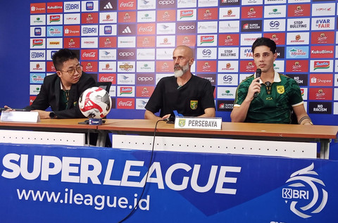 Pelatih Persebaya Eduardo Perez (tengah) dan kapten tim Persebaya Bruno Moreira (kanan). Foto: Masruroh/Basra