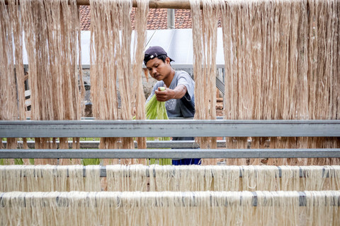 Pekerja menjemur serat daun nanas. Foto: Abdan Syakura/ANTARA FOTO