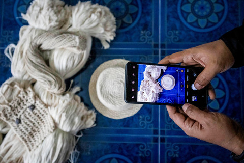 Pemilik Alfiber Serat Daun Nanas Subang Alan Sahroni mengambil gambar produk olahan serat limbah daun nanas menggunakan gawai di rumah produksi, Cijambe, Kabupaten Subang, Jawa Barat. Foto: Abdan Syakura/ANTARA FOTO