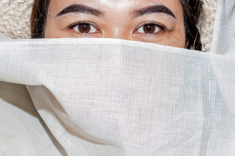 Warga menunjukkan selendang dari olahan serat limbah daun nanas saat sesi foto. Foto: Abdan Syakura/ANTARA FOTO