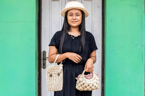 Pekerja berpose dengan beberapa produk dari olahan serat daun nanas. Foto: Abdan Syakura/ANTARA FOTO