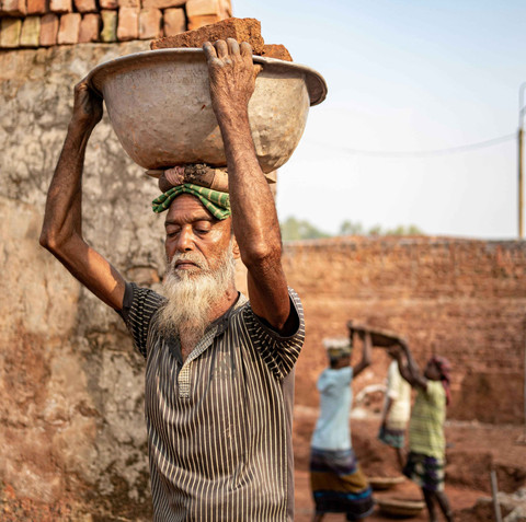 Ilustrasi masyarakat berkeliling desa. Sumber: pexels.com