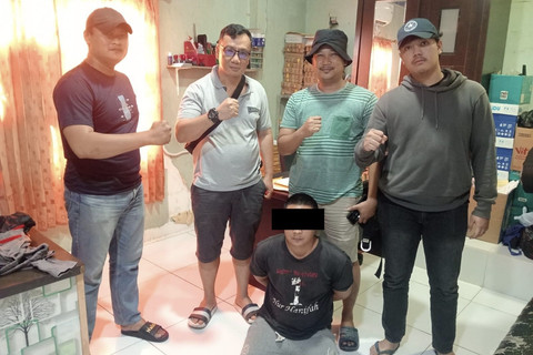 Suami yang bacok diduga selingkuhan istrinya saat ditangkap polisi. Foto: Dok. Istimewa