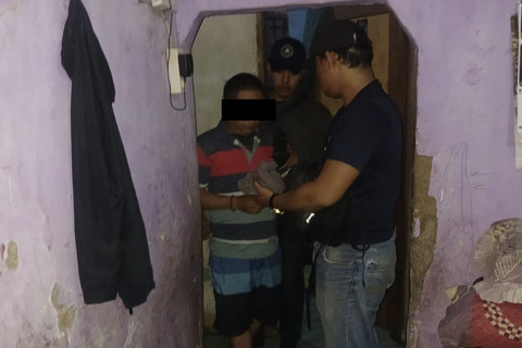 Suami yang bacok diduga selingkuhan istrinya saat ditangkap polisi. Foto: Dok. Istimewa