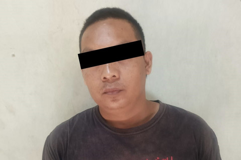 Suami yang bacok diduga selingkuhan istrinya saat ditangkap polisi. Foto: Dok. Istimewa