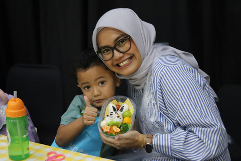 Orang tua dan anaknya menunjukkan kreasi bento saat mengikuti kumparanMOM Playdate bersama MilkLife yang digelar di kantor kumparan, Jakarta, Sabtu (22/11/2025). Foto: Iqbal Firdaus/kumparan