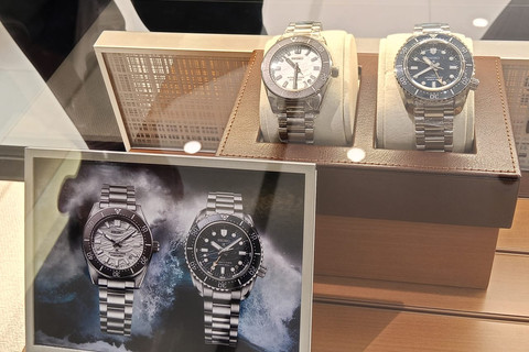 Koleksi jam tangan limited edition yang dipajang di butik arloji di Surabaya. Foto: Masruroh/Basra