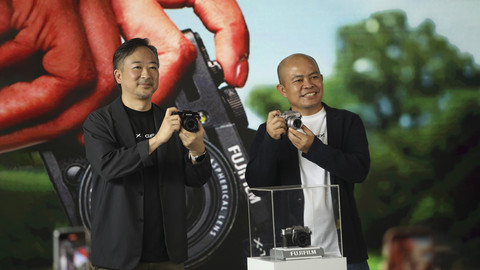 President Director Fujifilm, Masanto Yamamoto dan Senior Sales Manager, Wawan Setiawan menunjukkan kamera X-T 30 III di Cilandak, Jakarta, Sabtu (22/11/2025).  Foto: Aditia Noviansyah/kumparan
