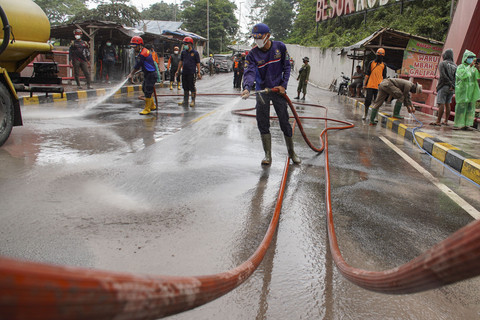 Petugas menyemprotkan air untuk membersihkan material vulkanik Gunung Semeru di Jembatan Besuk Kobokan, Kecamatan Candipuro, Lumajang, Jawa Timur, Sabtu (22/11/2025). Foto: Irfan Sumanjaya/ANTARA FOTO