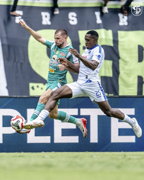 Persebaya Surbaya melawan Arema FC di BRI Super League musim 2025/2026. Foto: Instagram/ @officialpersebaya