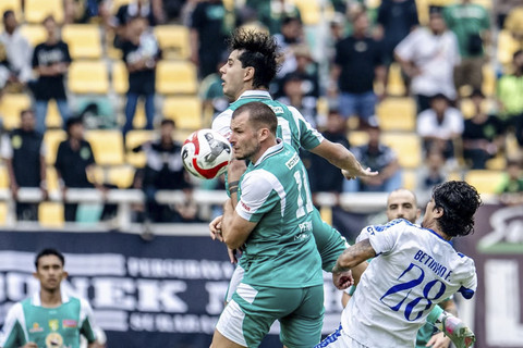 Persebaya Surbaya melawan Arema FC di BRI Super League musim 2025/2026. Foto: Instagram/ @officialpersebaya