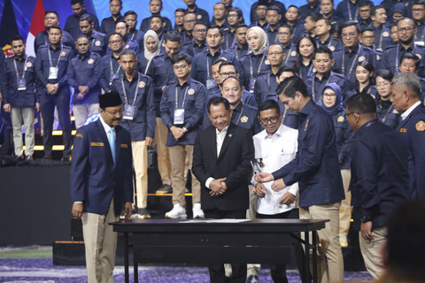 Menteri Sosial Saifullah Yusuf atau Gus Ipul secara langsung mengukuhkan Pengurus Nasional Karang Taruna (PNKT) Masa Bakti 2025-2030 di Sutera Hall, Mall Alam Sutera, Kota Tangerang, Provinsi Banten, Sabtu (22/11/2025). Foto: Dok. Kemensos