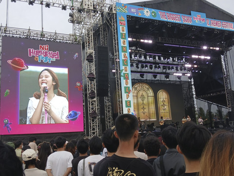 Nadin Amizah memeriahkan High School Fest 2025 hari pertama di PIK 2, Sabtu (22/11/2025). Foto: Vincentius Mario/kumparan