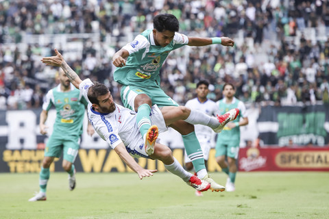 Pesepak bola Persebaya Surabaya Malik Risaldi (kanan) bertabrakan dengan pesepak bola Arema FC Luiz Gustavo Tavares (kiri) pada pertandingan BRI Super League di Stadion Gelora Bung Tomo, Surabaya, Jawa Timur, Sabtu (22/11/2025). Foto: Rizal Hanafi/ANTARA FOTO