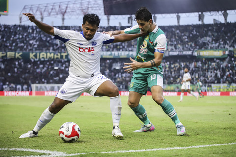 Pesepak bola Persebaya Surabaya Bruno Moreira (kanan) berebut bola dengan pesepak bola Arema FC Muhammad Rifad Marasabessy (kiri) pada pertandingan BRI Super League di Stadion Gelora Bung Tomo, Surabaya, Jawa Timur, Sabtu (22/11/2025). Foto: Rizal Hanafi/ANTARA FOTO