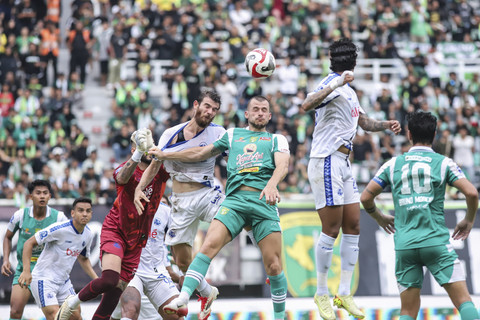 Pesepak bola Persebaya Surabaya Mihailo Perovic (ketiga kanan) berebut bola udara dengan pesepak bola Arema FC Luiz Gustavo Tavares (tengah) pada pertandingan BRI Super League di Stadion Gelora Bung Tomo, Surabaya, Jawa Timur, Sabtu (22/11/2025). Foto: Rizal Hanafi/ANTARA FOTO