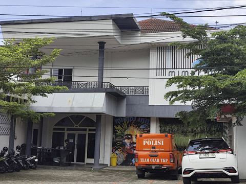 Polisi saat menggelar olah TKP di Kostel tempat kematian dosen Universitas 17 Agustus 1945 (Untag) Semarang Dwinanda Linchia Levi (35). Foto: Intan Alliva Khansa/kumparan