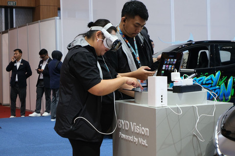 Aktivitas Virtual Reality di boot BYD GJAW 2025. Foto: Syahrul Ghiffari/kumparan