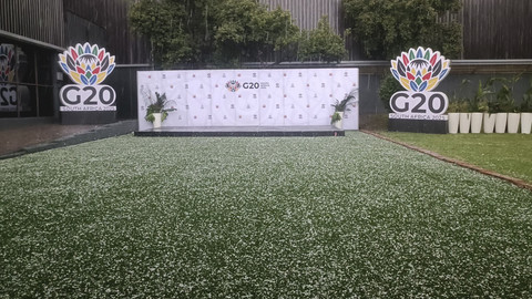 Suasana saat hujan es hantam venue KTT G20 di Johannesburg, Afrika Selatan, Sabtu (22/11/2025). Foto: Zamachsyari/kumparan