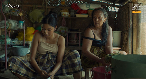 Cuplikan adegan dari film "Pangku", dalam gambar terdapat Sartika yang diperankan oleh Claresta Taufan dan Maya yang diperankan oleh Christine Hakim. Foto: Instagram @filmpangku