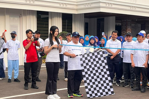 Mendikdasmen Abdul Mu'ti menghadiri Jalan Sehat #RukunSamaTeman di Kantor Kemenko Polkam, Jakarta, Minggu (23/11/2025). Foto: Nasywa Athifah/kumparan