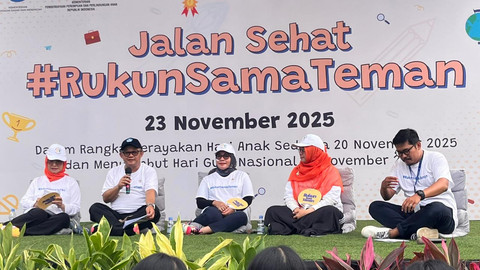 Mendikdasmen Abdul Mu'ti dan MenPPPA Arifah Fauzi  menghadiri Jalan Sehat #RukunSamaTeman di Kantor Kemenko Polkam, Jakarta, Minggu (23/11/2025). Foto: Nasywa Athifah/kumparan