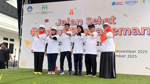 Mendikdasmen Abdul Mu'ti dan MenPPPA Arifah Fauzi  menghadiri Jalan Sehat #RukunSamaTeman di Kantor Kemenko Polkam, Jakarta, Minggu (23/11/2025). Foto: Nasywa Athifah/kumparan