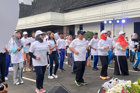 Mendikdasmen Abdul Mu'ti dan MenPPPA Arifah Fauzi  menghadiri Jalan Sehat #RukunSamaTeman di Kantor Kemenko Polkam, Jakarta, Minggu (23/11/2025). Foto: Nasywa Athifah/kumparan