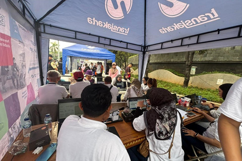 Suasana pelayanan Kartu Layanan Gratis TransJakarta saat car free day (CFD) di Kawasan Bundaran HI, Jakarta, Minggu (23/11/2025). Foto: Amira Nada Fauziyyah/kumparan