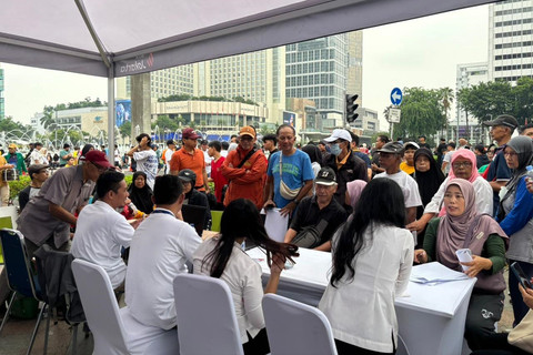 Suasana pelayanan Kartu Layanan Gratis TransJakarta saat car free day (CFD) di Kawasan Bundaran HI, Jakarta, Minggu (23/11/2025). Foto: Amira Nada Fauziyyah/kumparan