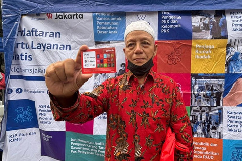 Warga menunjukkan Kartu Layanan Gratis TransJakarta saat car free day (CFD) di Kawasan Bundaran HI, Jakarta, Minggu (23/11/2025). Foto: Amira Nada Fauziyyah/kumparan