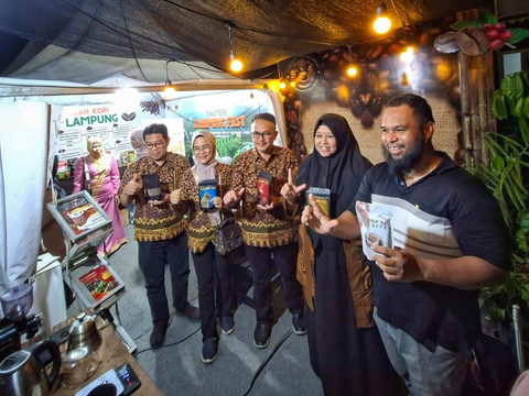 Wakil Bupati Pringsewu, Umi Laila saat berkunjung ke Lampung Fest 2025. | Foto: Istimewa