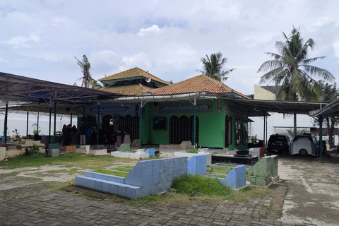 Masyarakat melakukan ziarah ke makam keramat Habib Ahmad Bin Alwi Al Haddad atau Habib Kuncung di kawasan Pancoran, Jakarta Selatan pada Minggu (23/11/2025). Foto: Luthfi Humam/kumparan