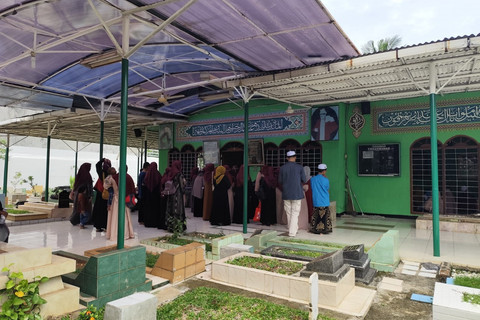 Masyarakat melakukan ziarah ke makam keramat Habib Ahmad Bin Alwi Al Haddad atau Habib Kuncung di kawasan Pancoran, Jakarta Selatan pada Minggu (23/11/2025). Foto: Luthfi Humam/kumparan