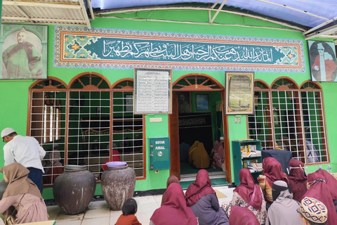 Masyarakat melakukan ziarah ke makam keramat Habib Ahmad Bin Alwi Al Haddad atau Habib Kuncung di kawasan Pancoran, Jakarta Selatan pada Minggu (23/11/2025). Foto: Luthfi Humam/kumparan