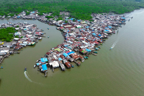 Foto udara permukiman pesisir yang menjadi target tempat perekaman data kependudukan di Belawan. Foto: Yudi Manar/ ANTARA FOTO