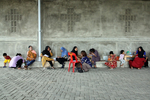 Warga mengisi formulir pendaftaran perekaman data kependudukan di salah satu gereja. Foto: Yudi Manar/ ANTARA FOTO