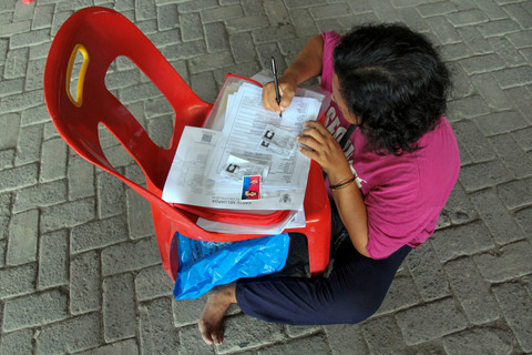Warga mengisi formulir pendaftaran perekaman data kependudukan. Foto: Yudi Manar/ ANTARA FOTO