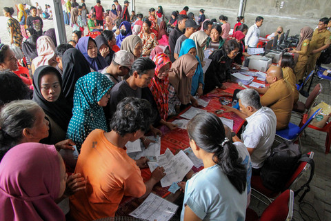 Warga antre untuk perekaman data kependudukan saat program sistem jemput bola. Foto: Yudi Manar/ ANTARA FOTO