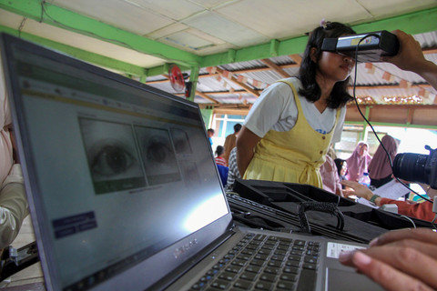 Warga melakukan perekaman iris mata untuk pembuatan KTP elektronik. Foto: Yudi Manar/ ANTARA FOTO
