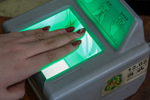 Warga melakukan perekaman jari untuk membuat KTP elektronik. Foto: Yudi Manar/ ANTARA FOTO