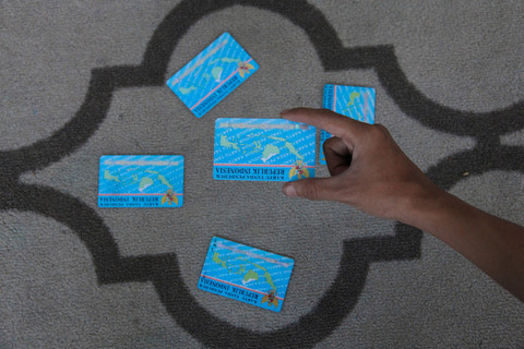 Petugas menunjukkan KTP elektronik yang telah selesai dicetak dalam program sistem jemput bola. Foto: Yudi Manar/ ANTARA FOTO