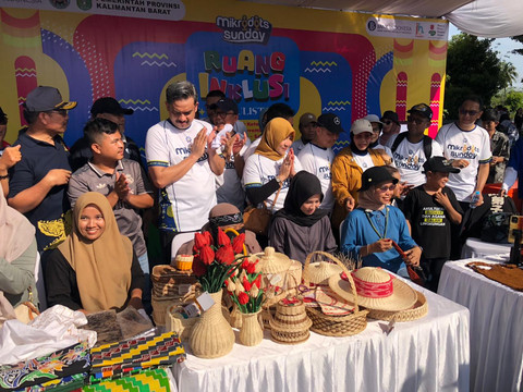 Maman Abdurrahman berfoto bersama pelaku UMKM. Foto: Ade Mirza/Hi!Pontianak