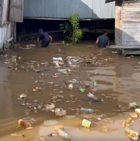 Warga Kelurahan Benua Melayu Laut gotong royong membersihkan sampah di tepian Sungai Kapuas. Foto: Dok. Istimewa