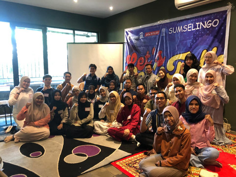 Komunitas Sumselingo saat menggelar kegiatan perdana bertajuk 'Sumselingo Part 1: Fluency Fire Starter', Sabtu (22/11) di Kusmana Cafe Palembang.Foto : Dok. Sumselingo