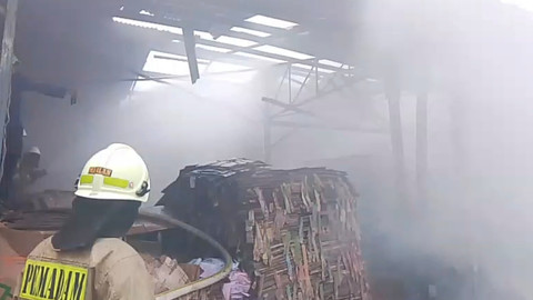 Kebakaran gudang kardus di Ciracas, Jakarta Timur, Minggu (23/11/2025). Foto: Dok. Istimewa