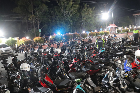 55 unit motor terjaring saat Polres Sintang menggelar penertiban knalpot brong dan balap liar sebagai bagian dari Operasi Zebra Kapuas 2025 yang berlangsung pada 17–30 November 2025. Foto: Dok. Polres Sintang