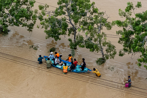 Petugas mengevakuasi warga yang terdampak banjir di Phan Rang, Provinsi Khanh Hoa, Vietnam, Sabtu (21/11/2025). Foto: Bao Quan / AFP