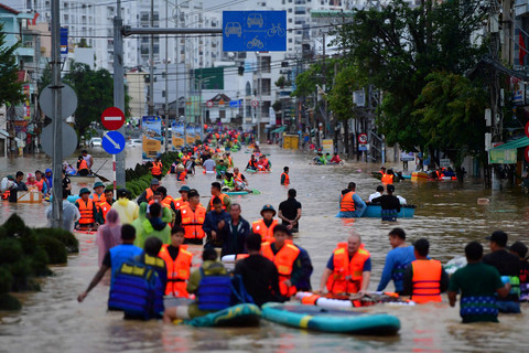 Petugas mengevakuasi warga yang terdampak banjir di Nha Trang, provinsi pesisir Khanh Hoa,Vietnam, Sabtu (21/11/2025). Foto: Duc Thao / AFP